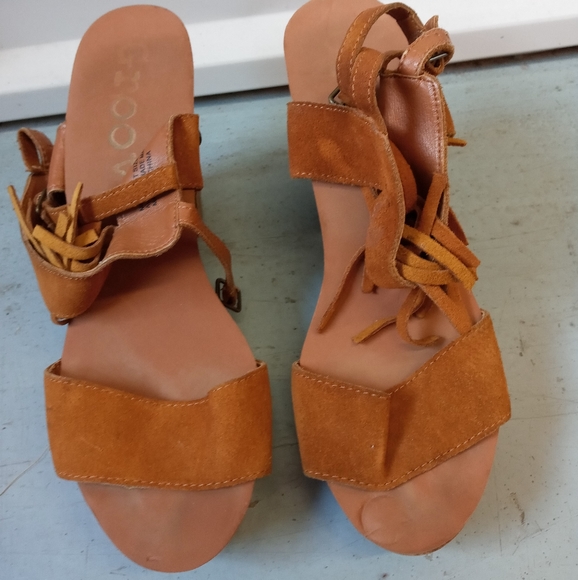 Sandles - Picture 1 of 2